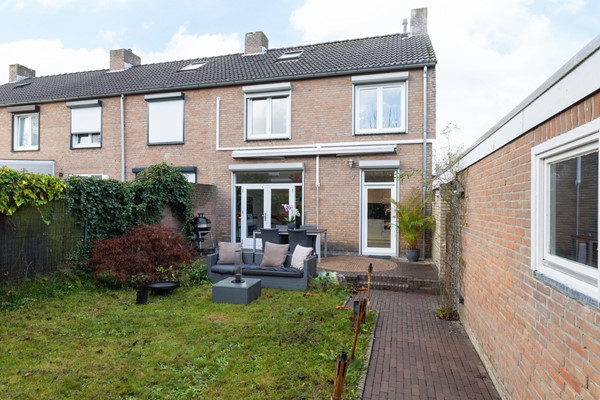 Foto - Verkocht onder voorbehoud: Rustig, aan verkeersluwe straat gelegen, goed onderhouden, half vrijstaande eengezinswoning met zolder, kelder, tuin, garage en
carport in Landgraaf